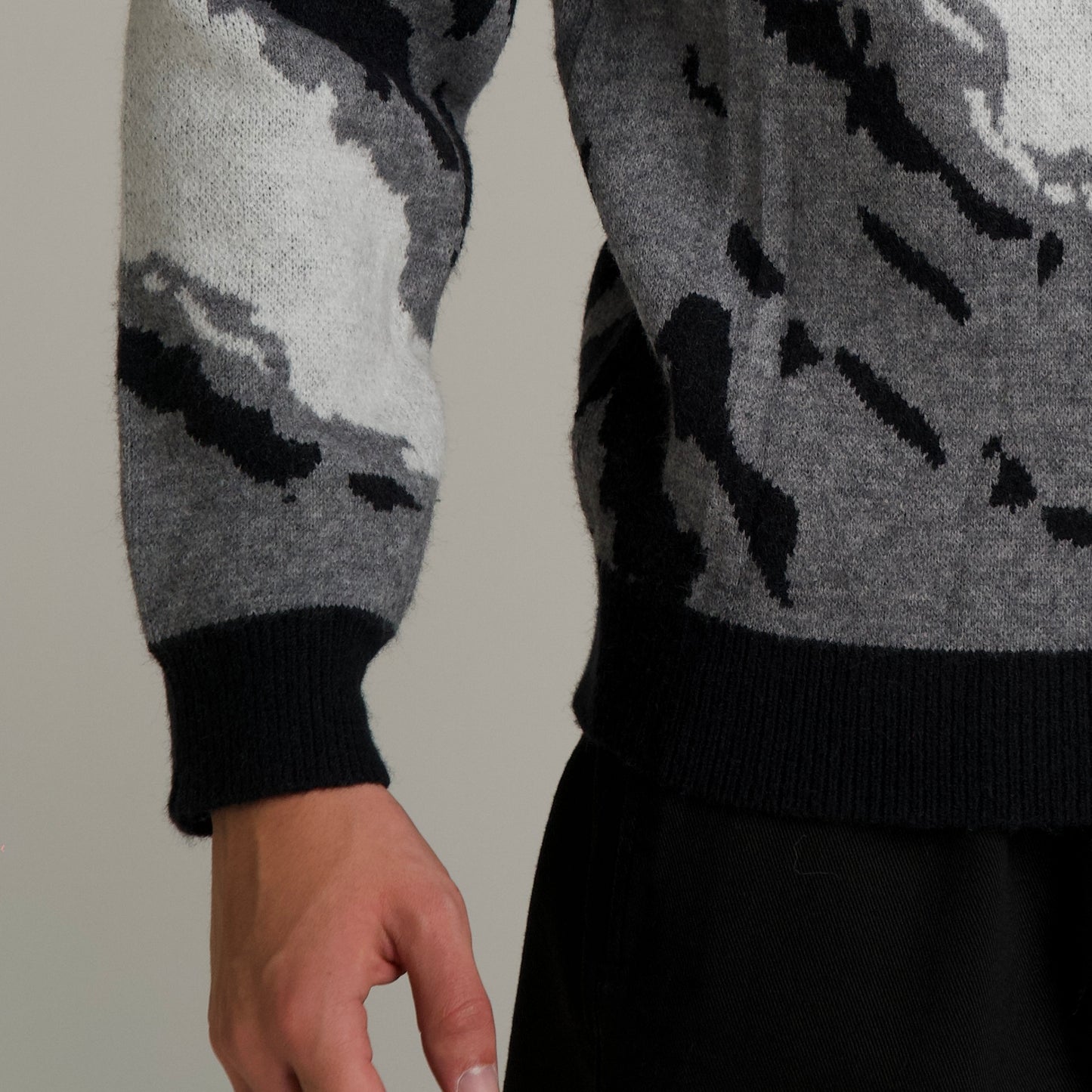 Zebra Vibe Pullover Black